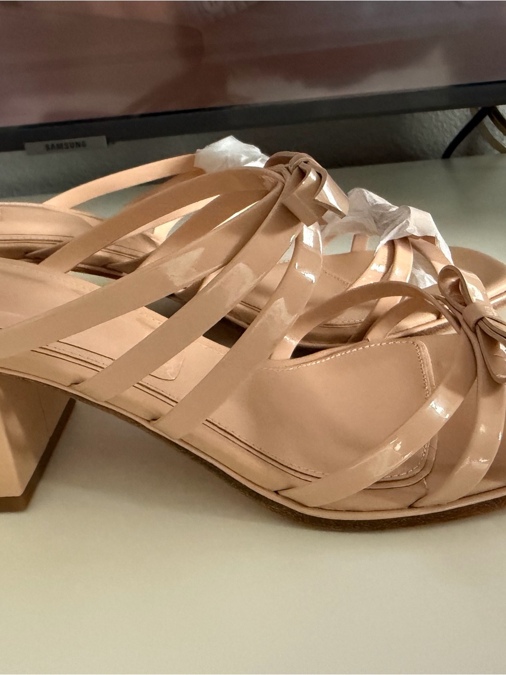 Kate Spade New York Carolina Beige Patent Leather Bow Sandals Size 10B - Picture 8 of 8